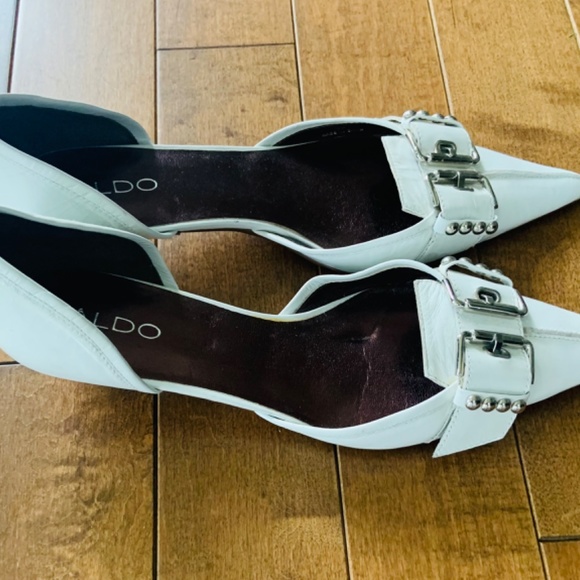 Classic & Fun White Vintage Leather Pointed Toe Shoes - Picture 2 of 8